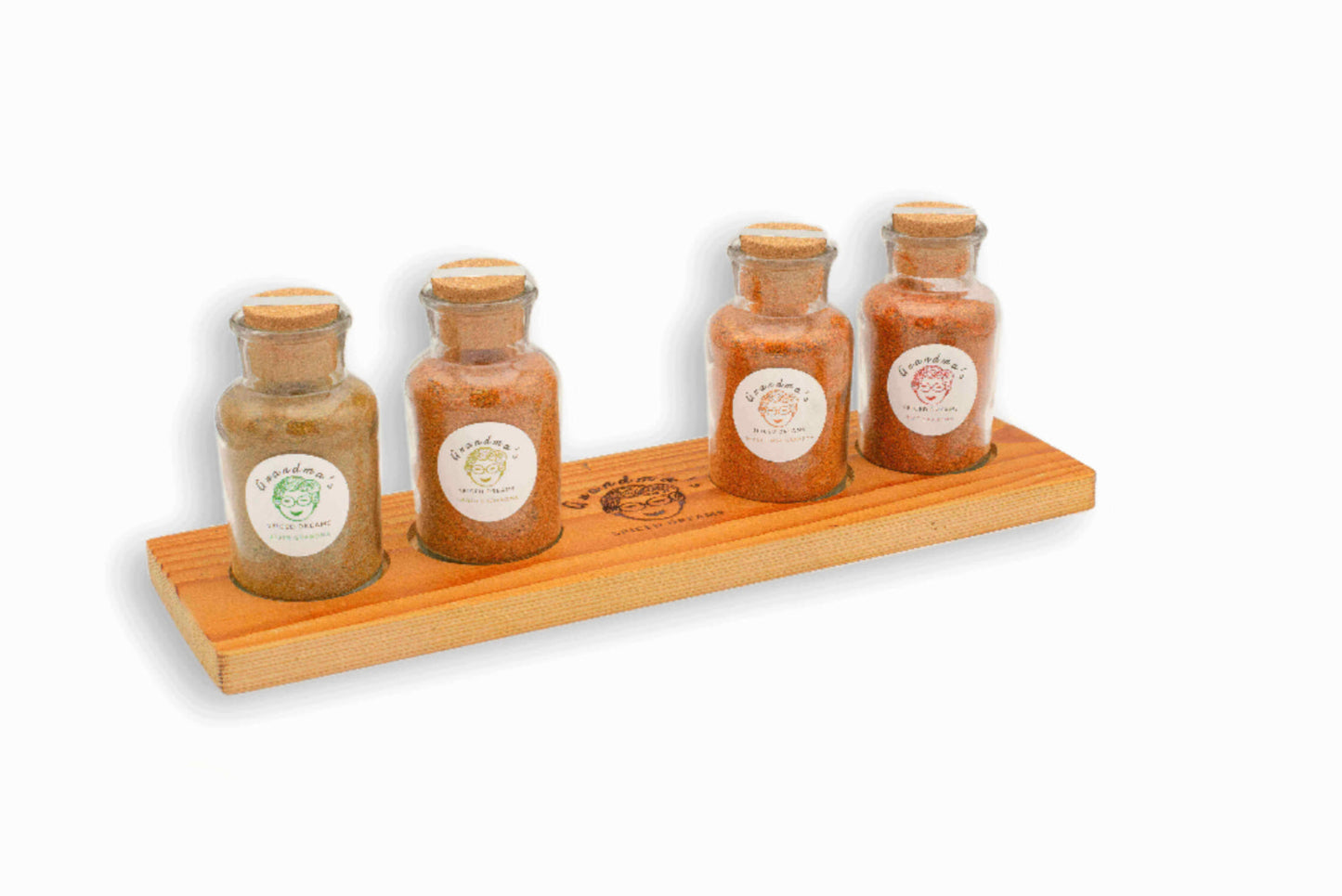 Grandma Gewürzset mit vier Gewürzmischungen – Alpin, Smooth, Hot und MidlyZingy – zusammen mit einem handgefertigten Gewürzbrett aus Holz, perfekt als Geschenkset für Hobbyköche.