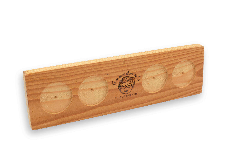 Handgefertigtes Gewürzbrett aus nachhaltigem Holz – elegantes Küchenaccessoire zum Aufbewahren und Präsentieren von Gewürzen und Kräutern.