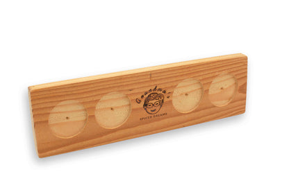 Handgefertigtes Gewürzbrett aus nachhaltigem Holz – elegantes Küchenaccessoire zum Aufbewahren und Präsentieren von Gewürzen und Kräutern.